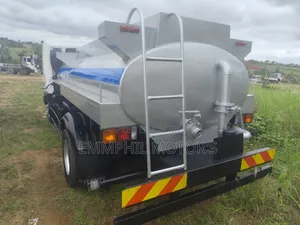 Hyundai Gold Water Tanker. Manual Engine.
