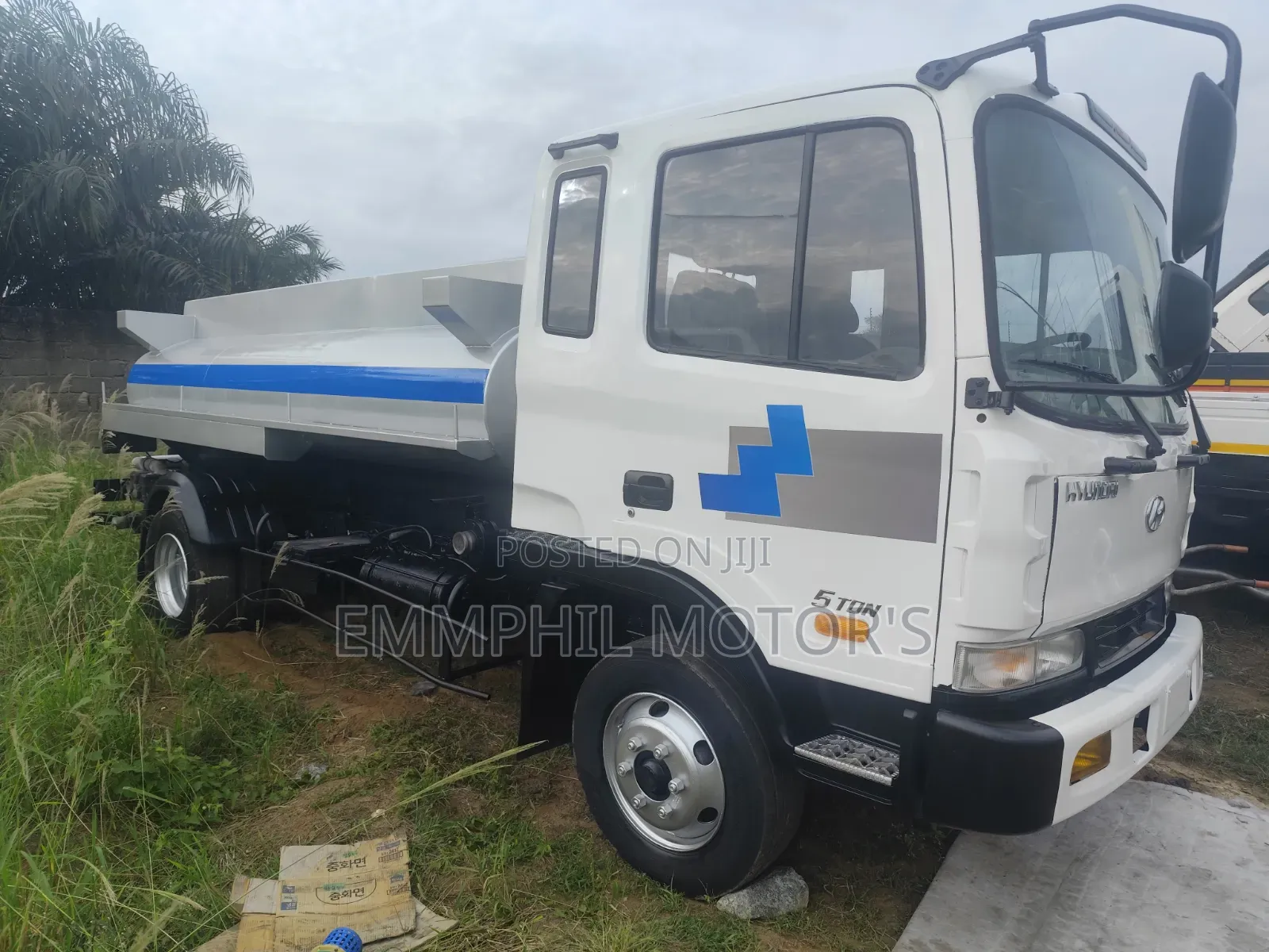 Hyundai Gold Water Tanker. Manual Engine.
