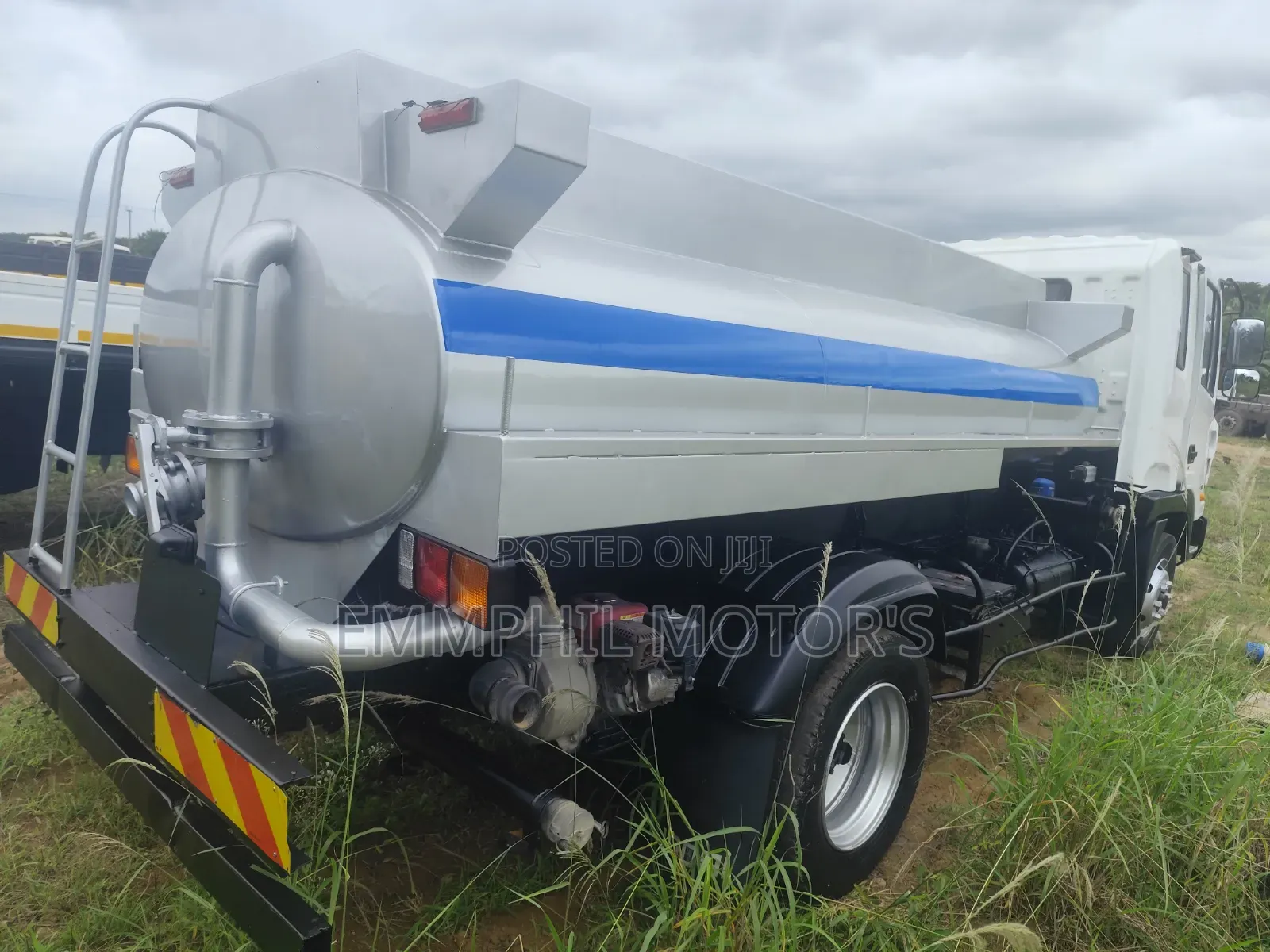 Hyundai Gold Water Tanker. Manual Engine.