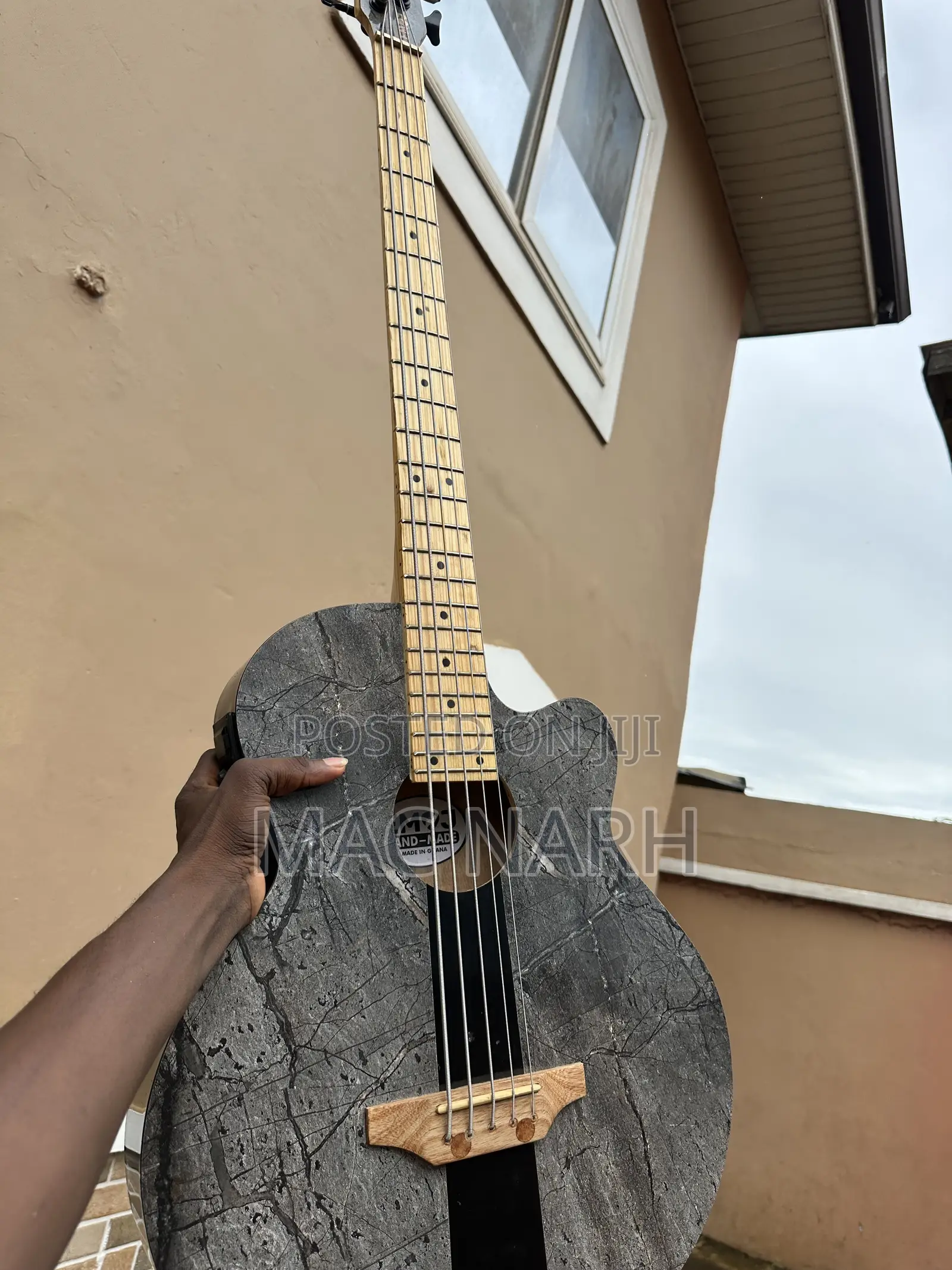 Bass Guitar (5 Strings) Semi-Acoustic