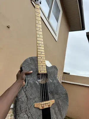 Bass Guitar (5 Strings) Semi-Acoustic