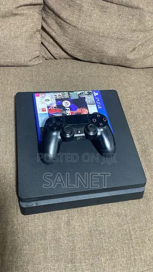Ps4 Slim Plus 1 Game and a Controller