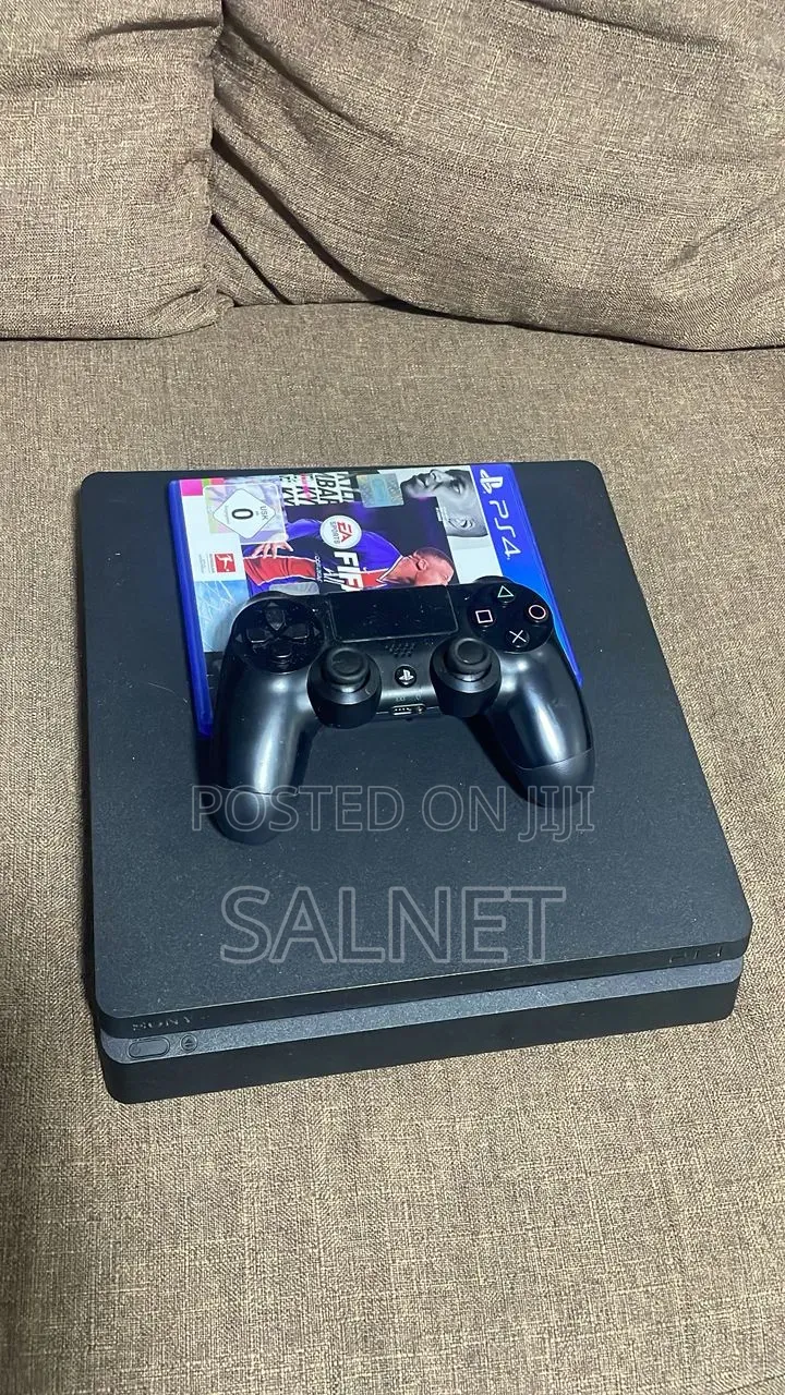 Ps4 Slim Plus 1 Game and a Controller