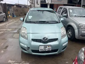 Toyota Vitz 1.3 FWD 5dr 2010 Green
