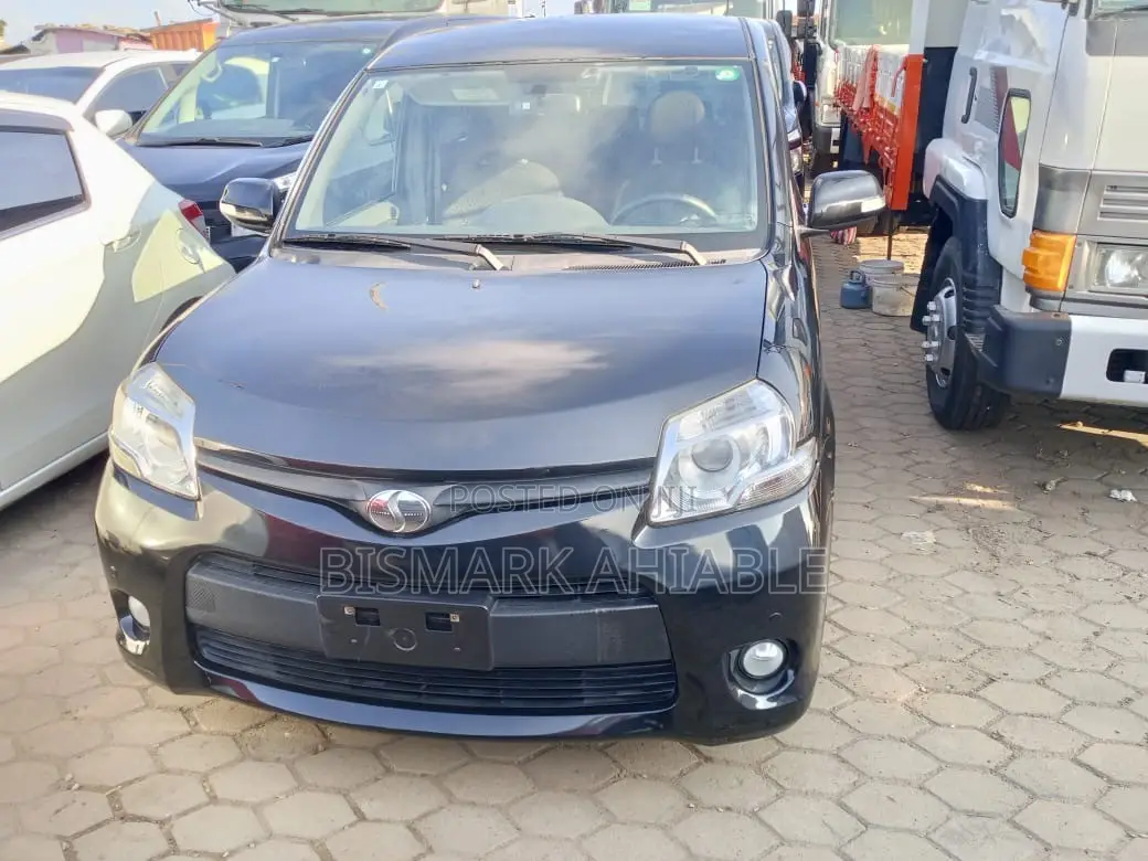 Toyota Sienta 1.5 FWD 2013 Black