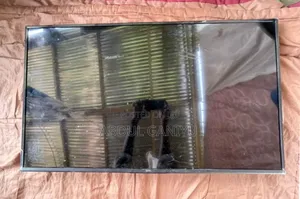 43" Syinix Smart TV (Broken Screen / for Parts)