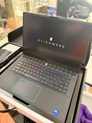New Laptop Alienware M16 R2 16GB Intel Core Ultra 7 SSD 1T