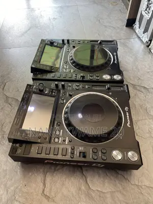 2x Pioneer CDJ 2000 Nexus 2
