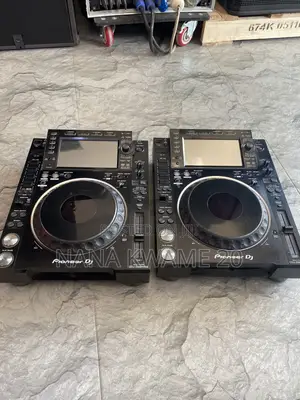 2x Pioneer CDJ 2000 Nexus 2