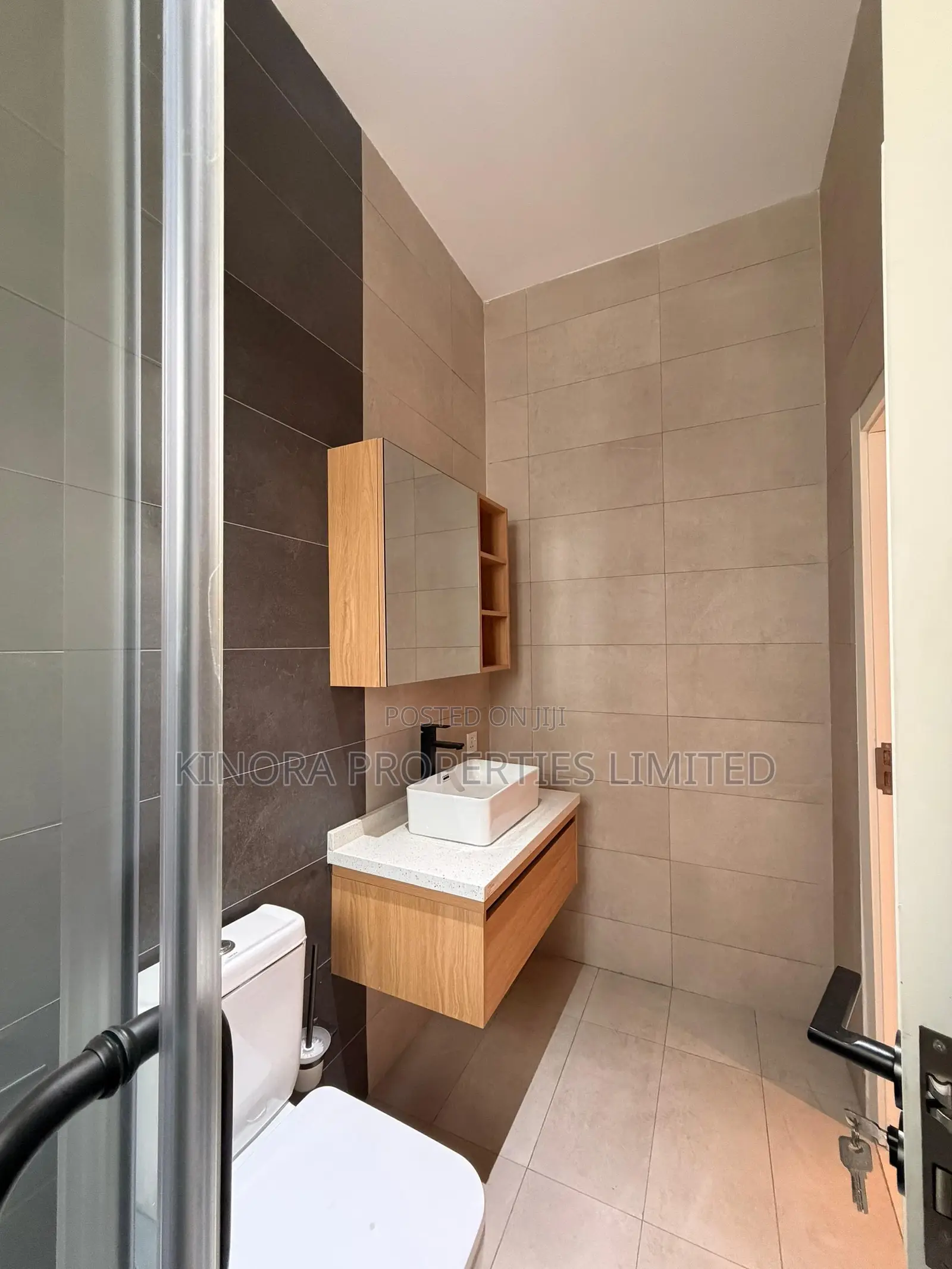 4bdrm Duplex in School Junction, Ashaley Botwe for rent