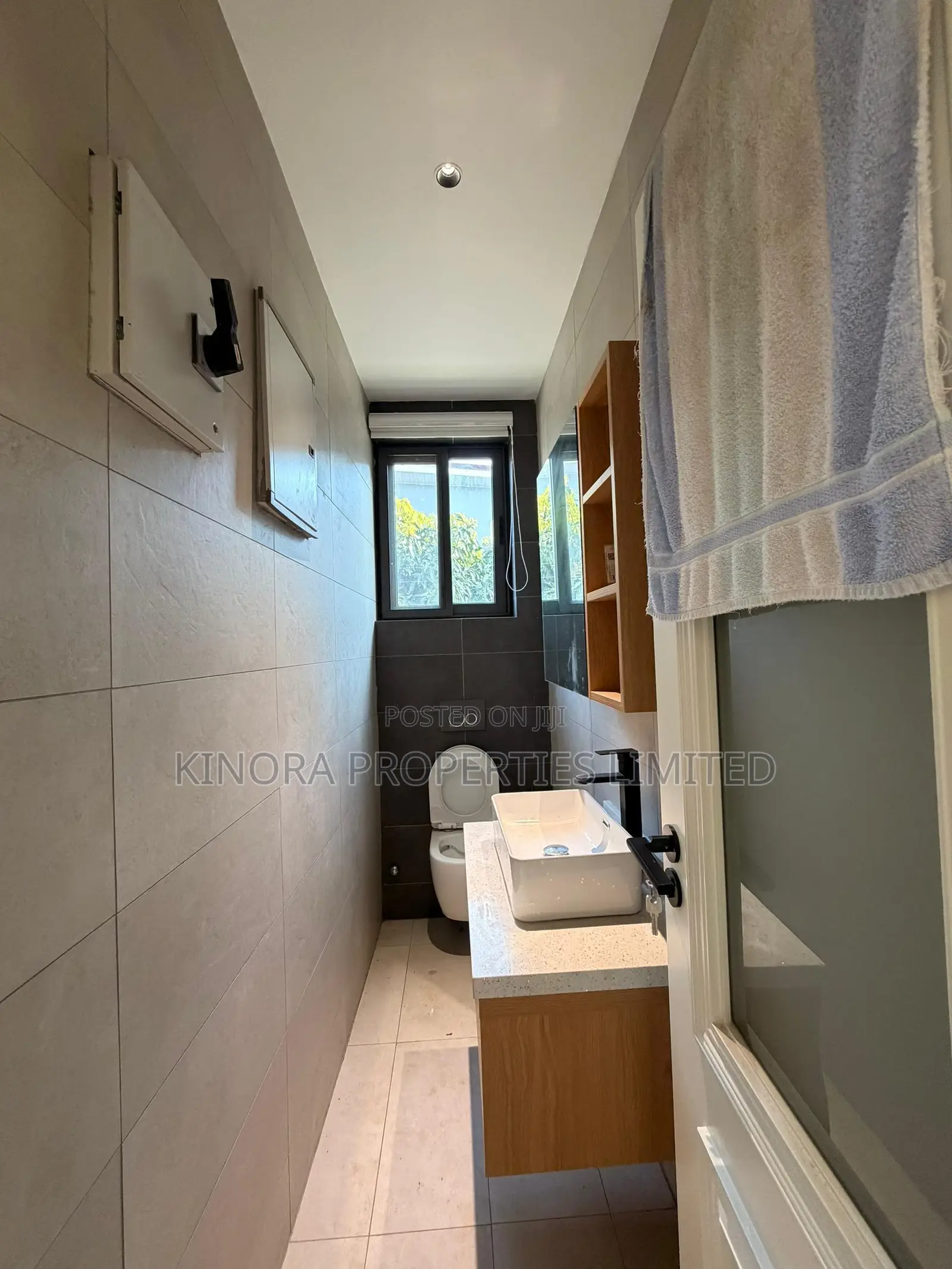4bdrm Duplex in School Junction, Ashaley Botwe for rent
