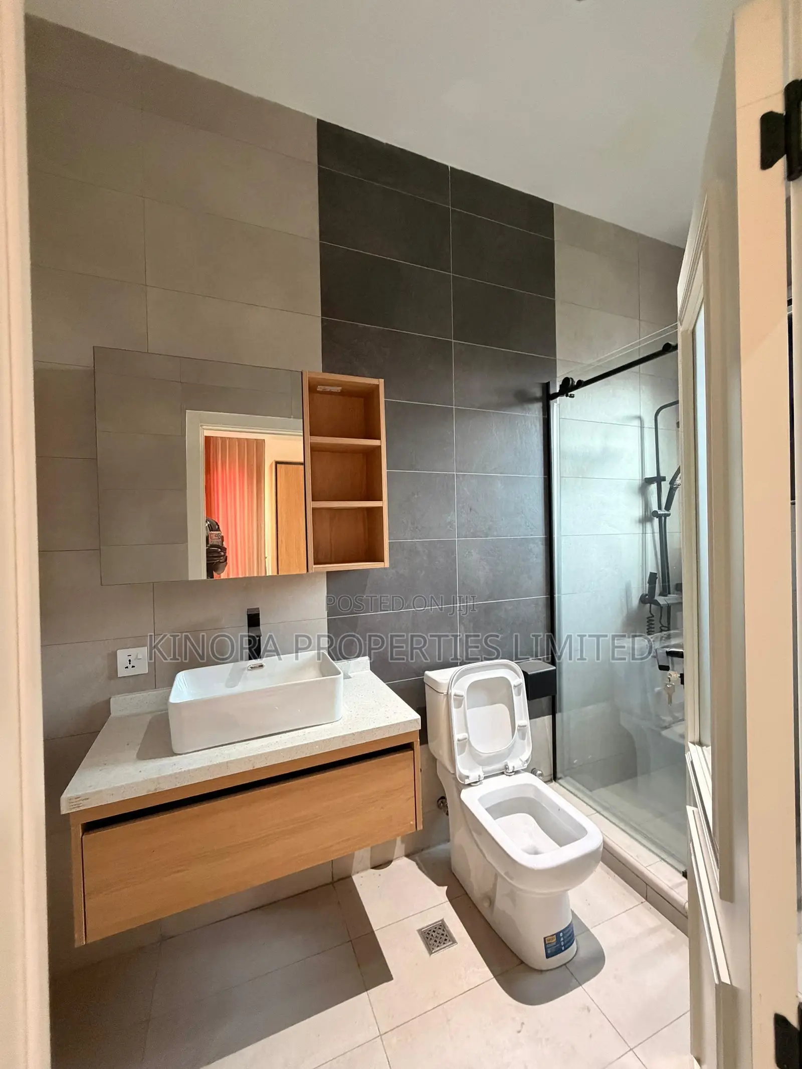 4bdrm Duplex in School Junction, Ashaley Botwe for rent