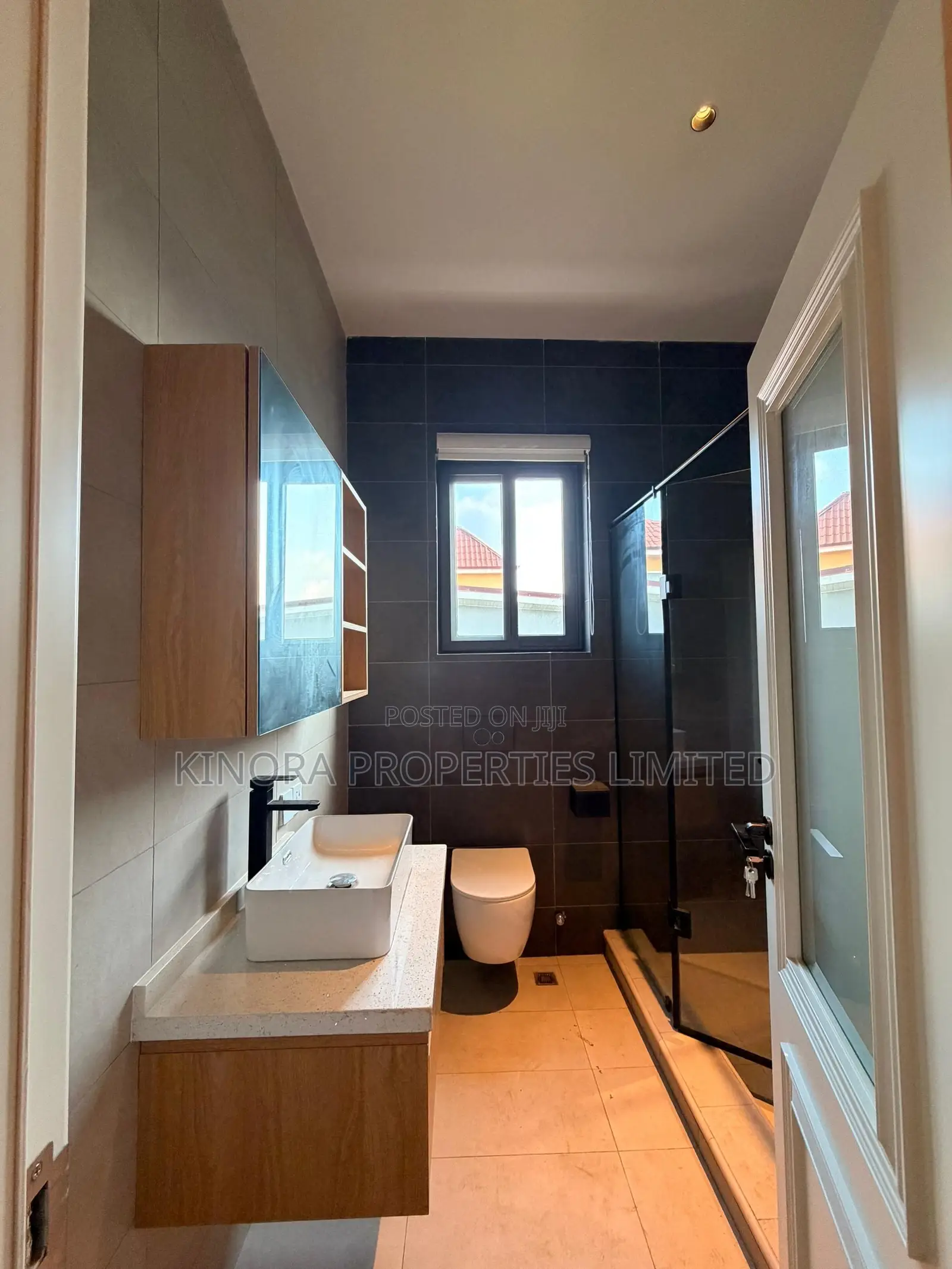 4bdrm Duplex in School Junction, Ashaley Botwe for rent