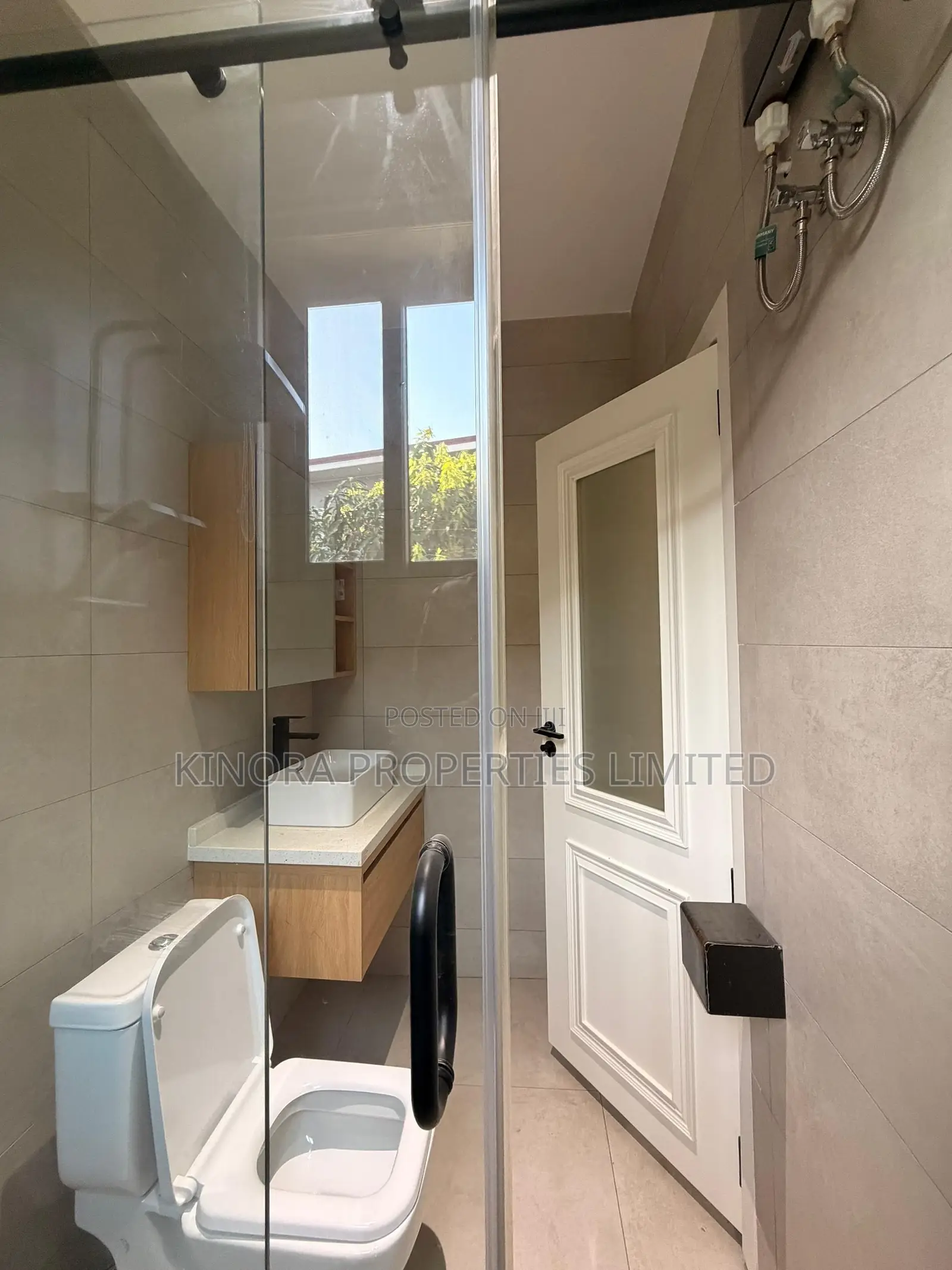 4bdrm Duplex in School Junction, Ashaley Botwe for rent