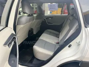 Toyota RAV4 XLE Premium AWD 2019 White
