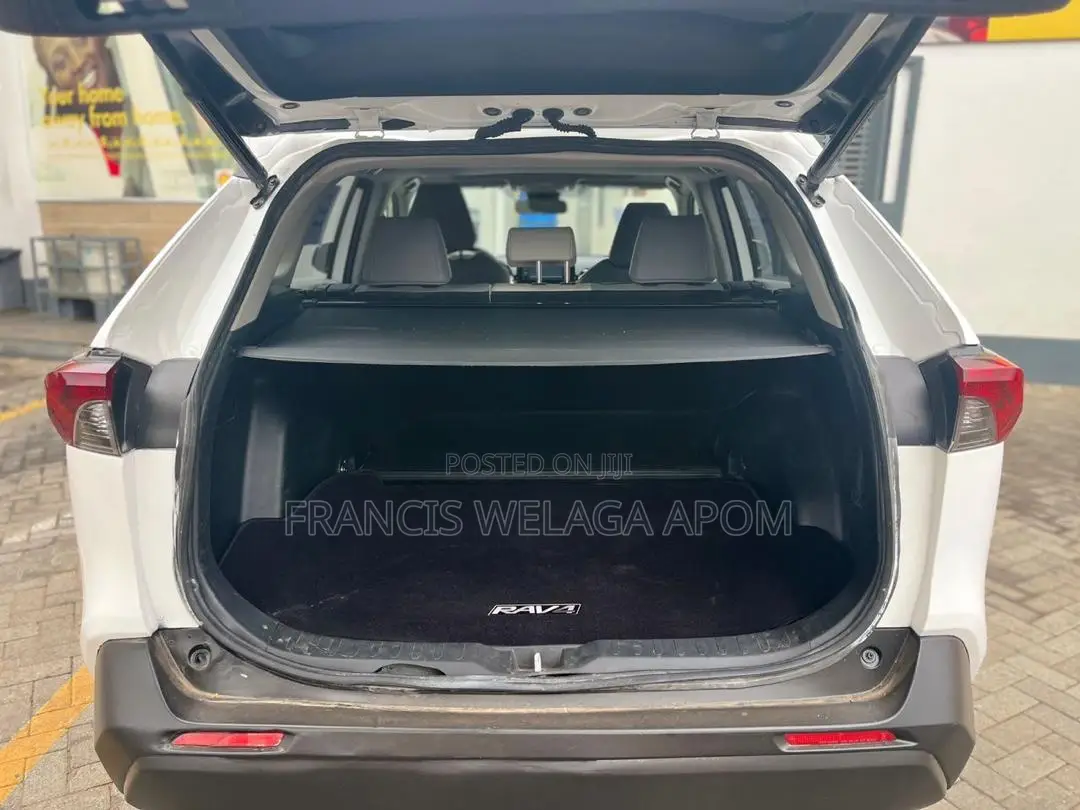 Toyota RAV4 XLE Premium AWD 2019 White