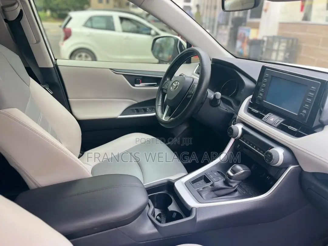 Toyota RAV4 XLE Premium AWD 2019 White
