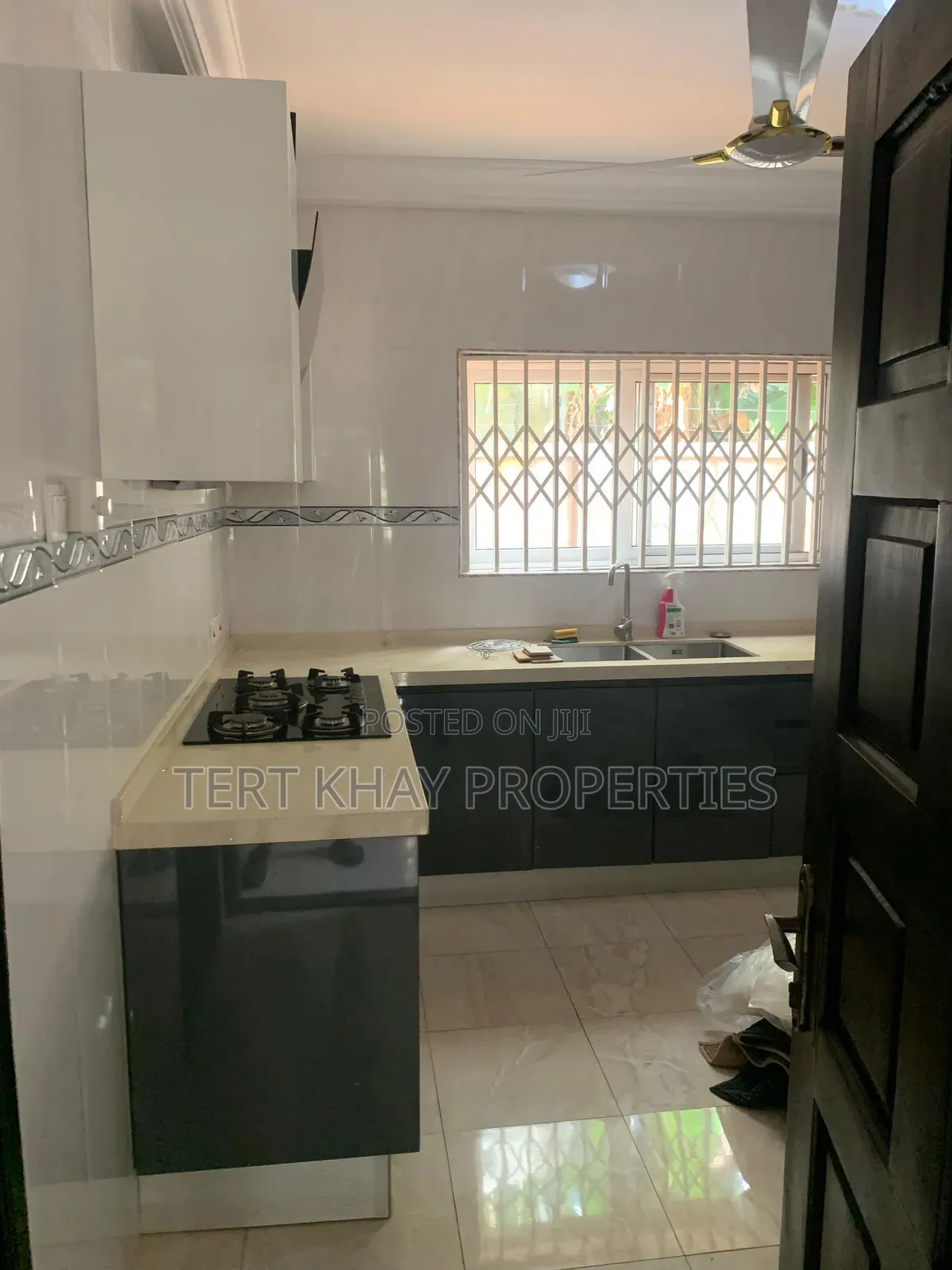 Furnished 7bdrm House in Borteyman, Boundary Road Area for rent