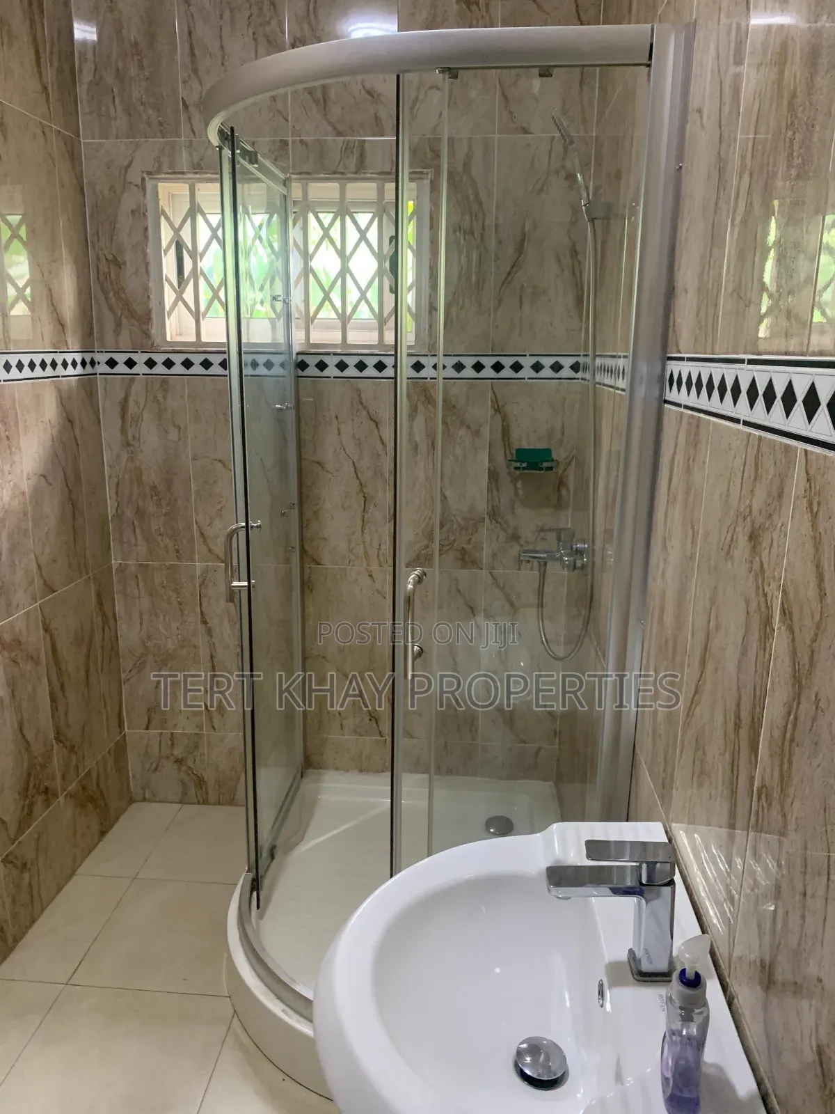 Furnished 7bdrm House in Borteyman, Boundary Road Area for rent