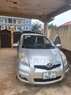 Toyota Vitz 2010 Silver