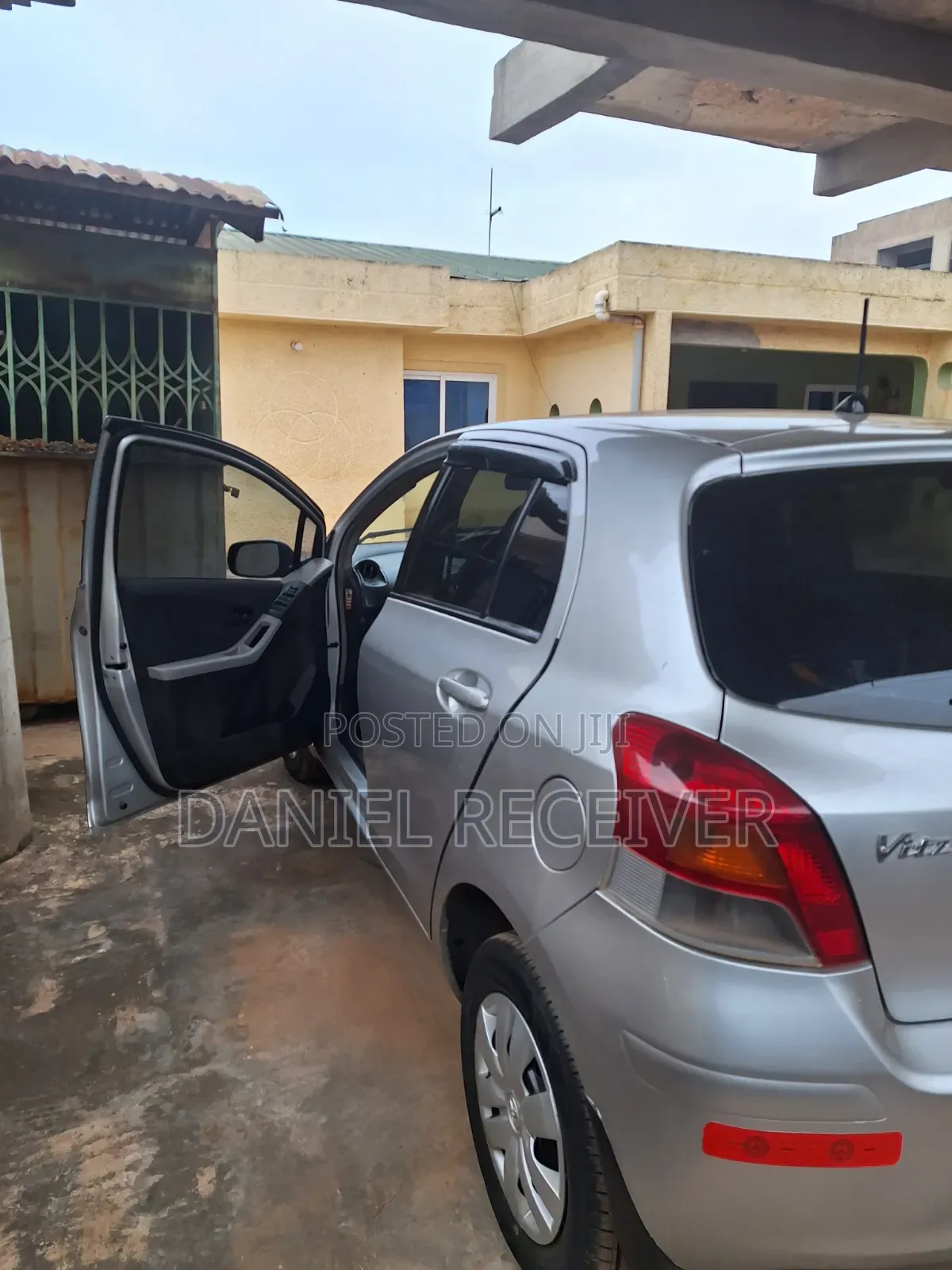 Toyota Vitz 2010 Silver