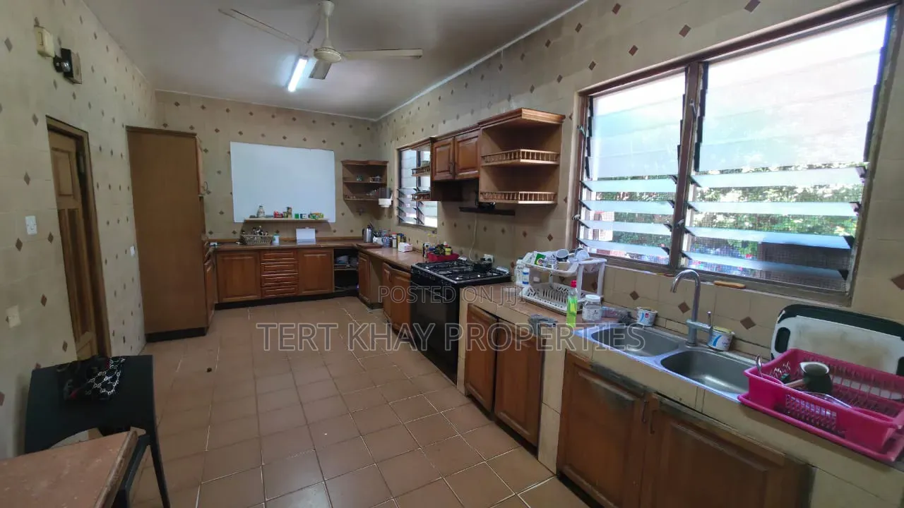 11bdrm Mansion in Airport Residential for rent