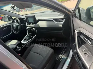 Toyota RAV4 XLE 2021 Gray