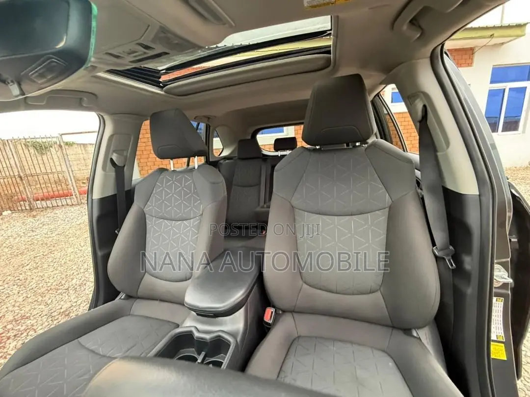 Toyota RAV4 XLE 2021 Gray