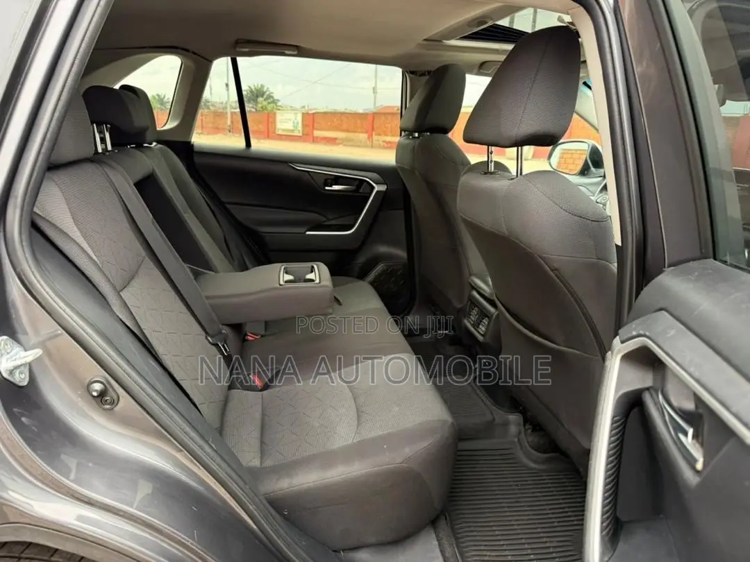 Toyota RAV4 XLE 2021 Gray