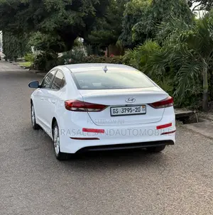 Hyundai Elantra Limited Sedan FWD (2.0L 4cyl 6A) 2017 White