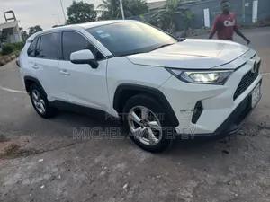 Toyota RAV4 2021 White