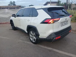 Toyota RAV4 2021 White