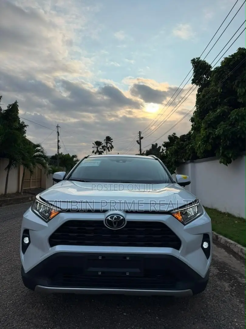 Toyota RAV4 XLE Premium FWD 2023 White