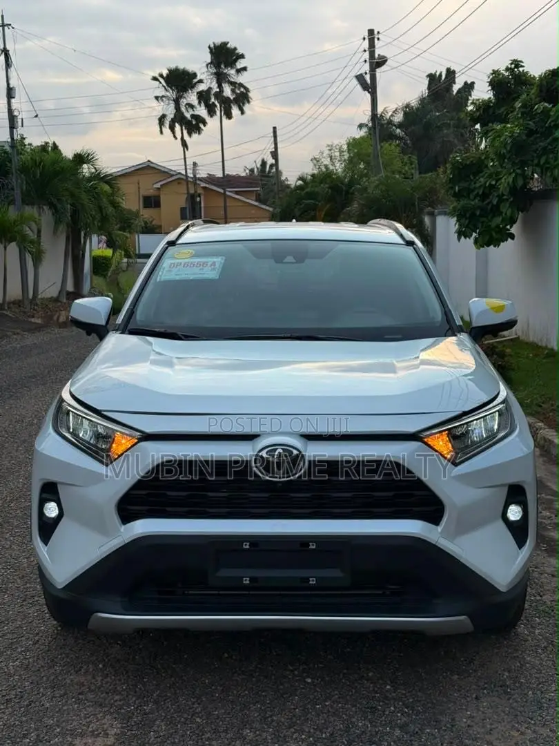 Toyota RAV4 XLE Premium FWD 2023 White