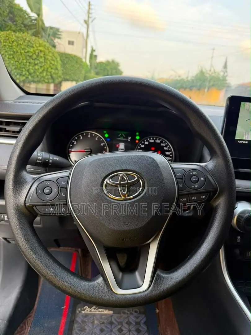 Toyota RAV4 XLE Premium FWD 2023 White