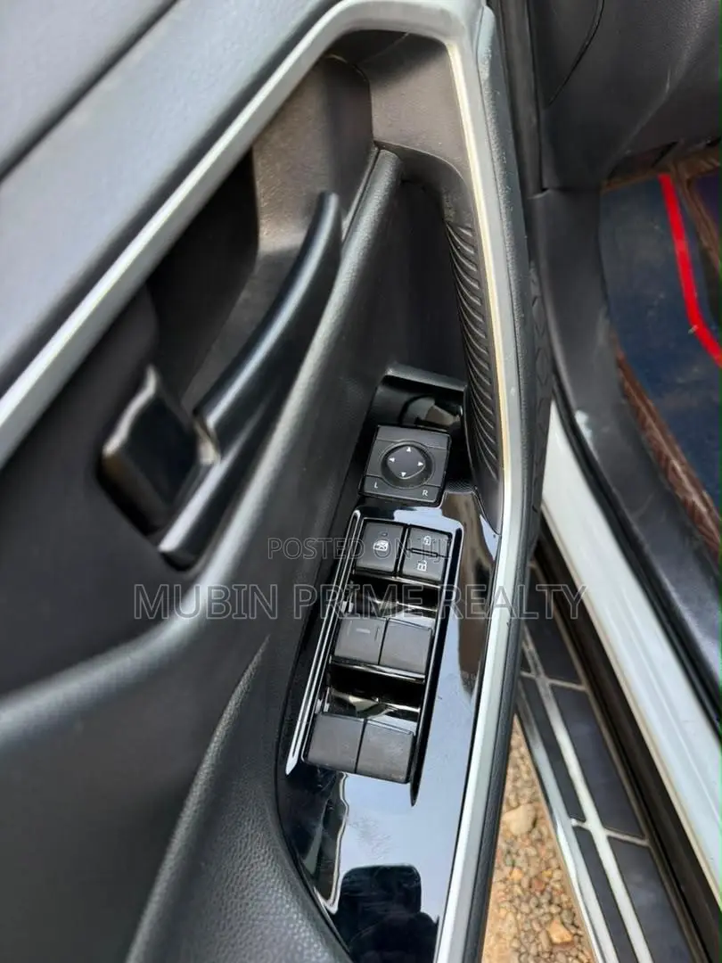 Toyota RAV4 XLE Premium FWD 2023 White