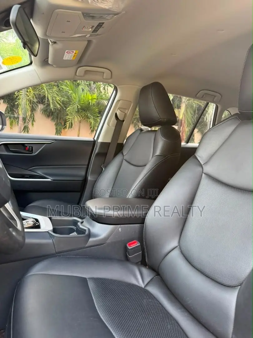 Toyota RAV4 XLE Premium FWD 2023 White