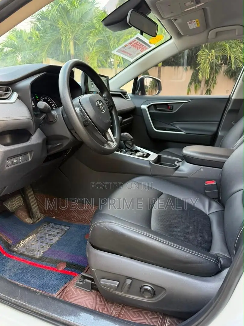Toyota RAV4 XLE Premium FWD 2023 White