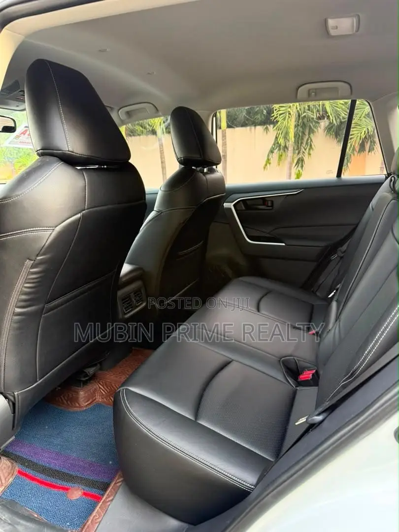 Toyota RAV4 XLE Premium FWD 2023 White