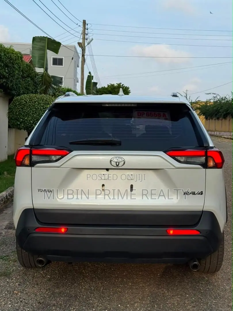 Toyota RAV4 XLE Premium FWD 2023 White