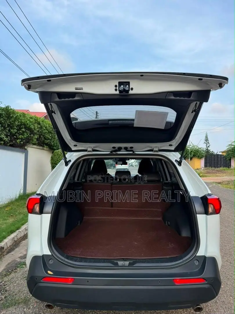 Toyota RAV4 XLE Premium FWD 2023 White