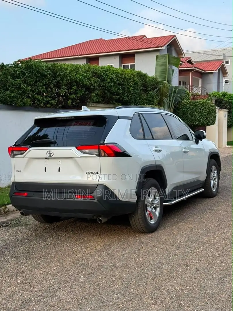 Toyota RAV4 XLE Premium FWD 2023 White