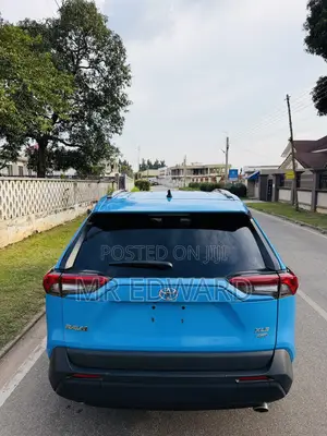 Toyota RAV4 XLE 2021 Blue