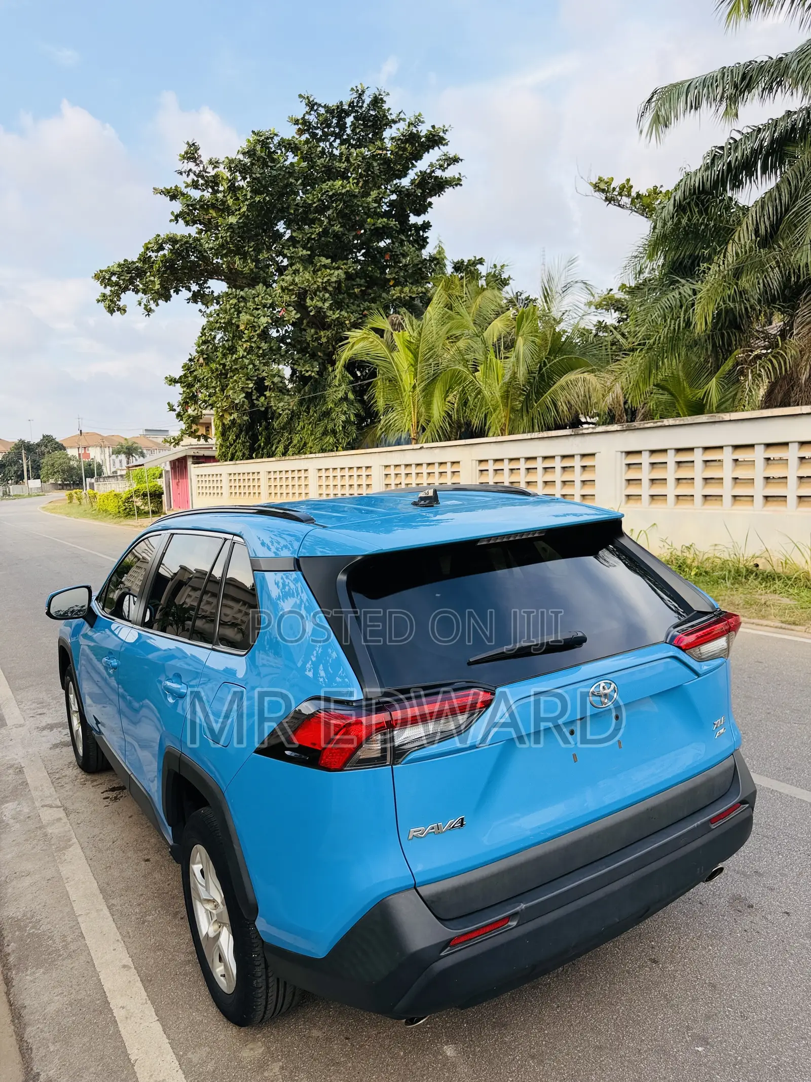 Toyota RAV4 XLE 2021 Blue
