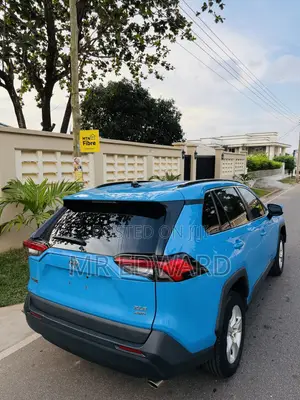 Toyota RAV4 XLE 2021 Blue