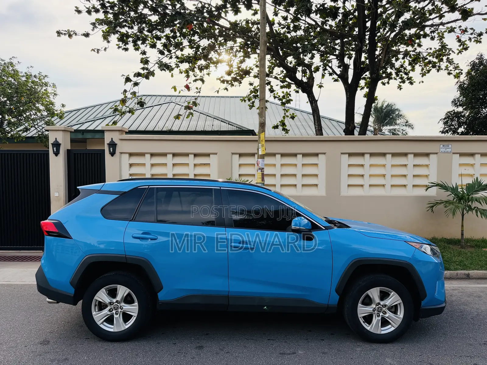 Toyota RAV4 XLE 2021 Blue