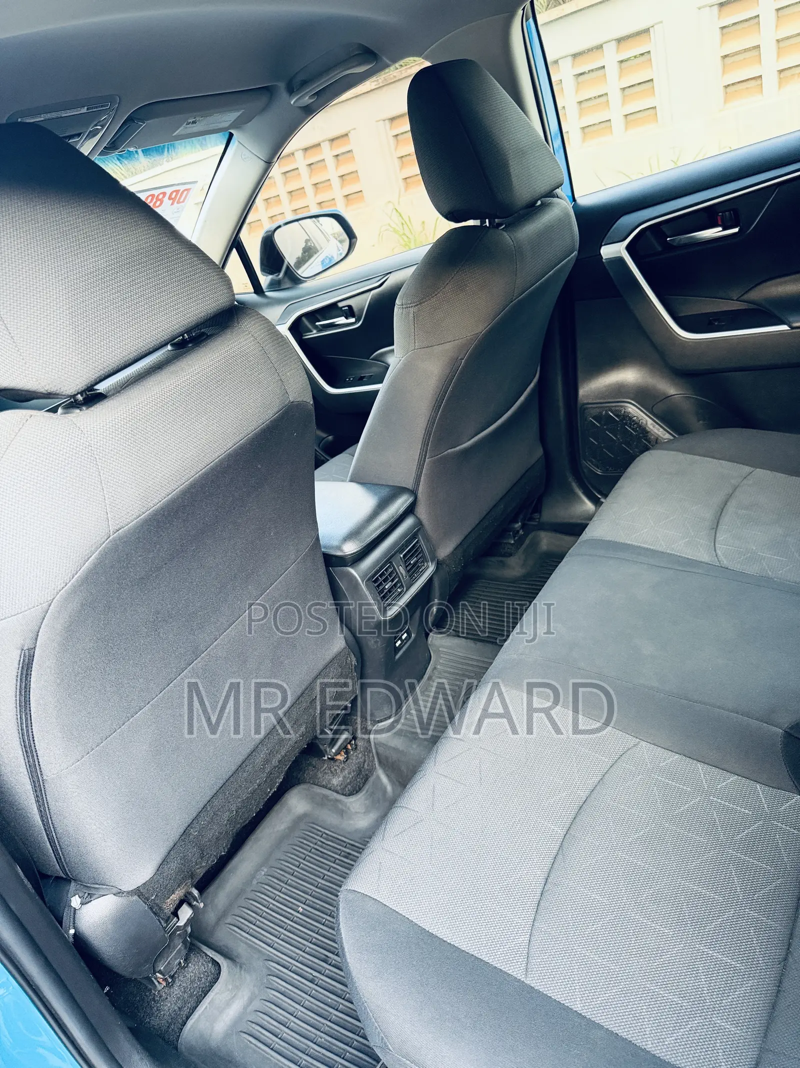 Toyota RAV4 XLE 2021 Blue