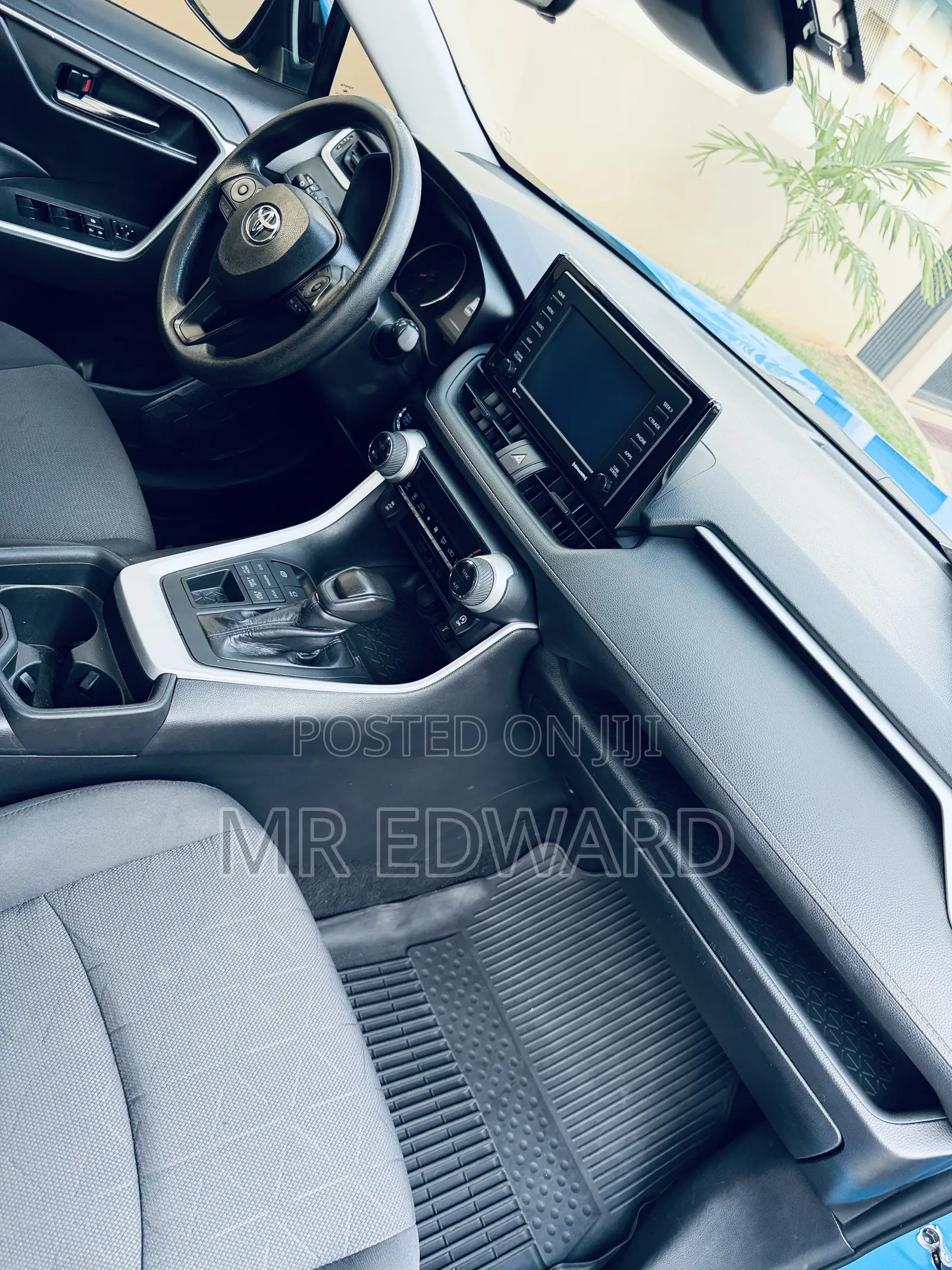 Toyota RAV4 XLE 2021 Blue