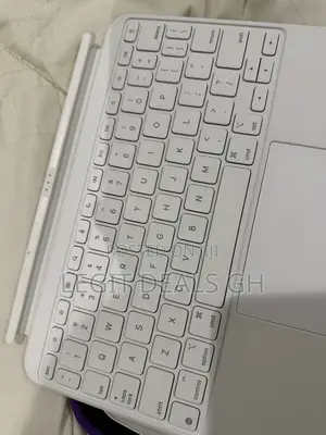 Apple Magic Keyboard Folio A16