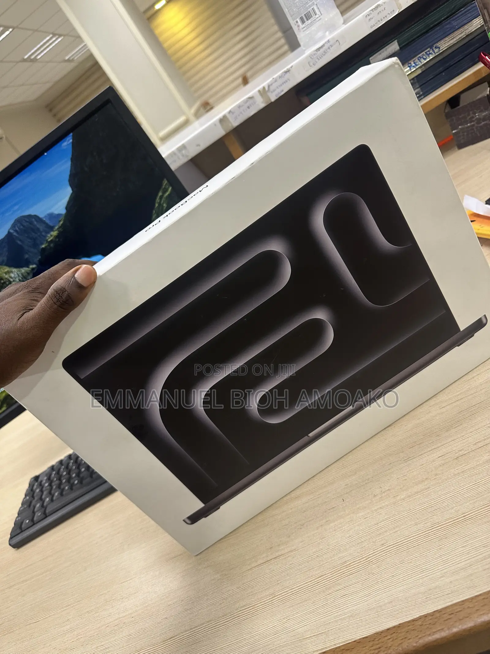 New Laptop Apple MacBook Pro 2025 M5 16GB Apple M5 SSD 512GB